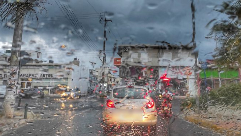 Στο έλεος του Ιανού και η Κρήτη: Κλείνουν διαβάσεις, πλημμύρισαν καταστήματα