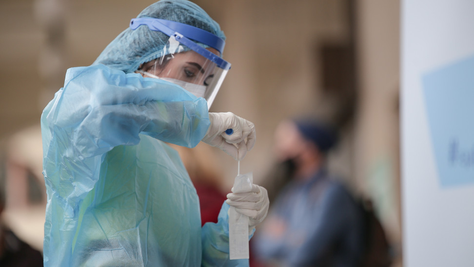 Πρώτες ελπίδες μετά το λοκντάουν; Μείωση δείκτη θετικότητας κατά 50% - Τι επίκειται για το "άνοιγμα"