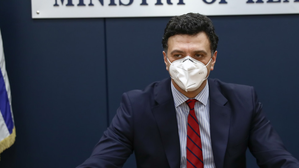 «Καμπανάκι» Κικίλια: Στα 46 έτη έπεσε η μέση ηλικία των επιβεβαιωμένων κρουσμάτων