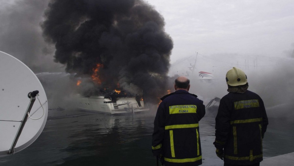 Φωτιά σε σκάφος στο Πέραμα. Κατασβέστηκε από την πυροσβεστική