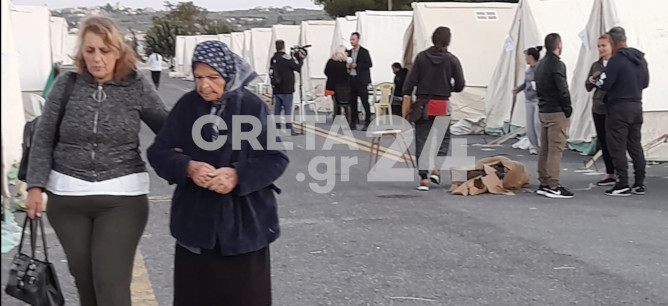 Ηράκλειο: Μαγειρεύουν εκατοντάδες μερίδες φαγητό για τους σεισμόπληκτους του Αρκαλοχψωρίου