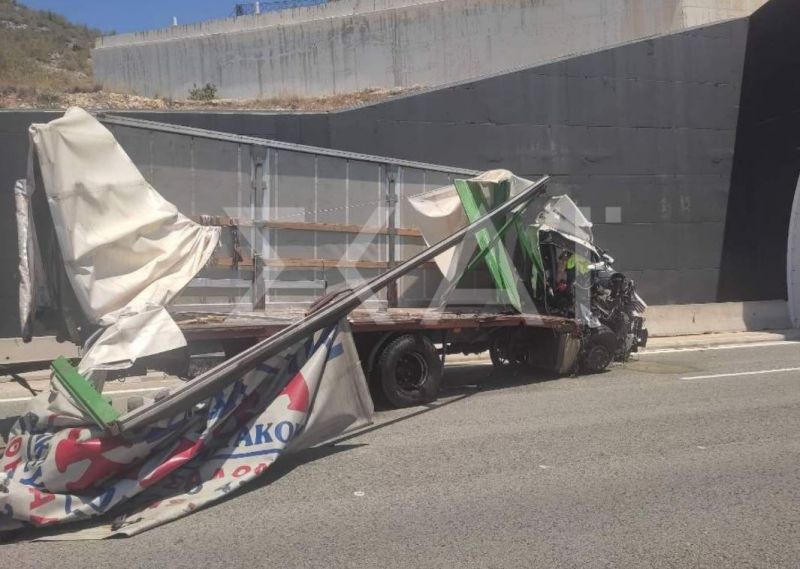 Τροχαίο με δύο νταλίκες στην Αθηνών - Κορίνθου