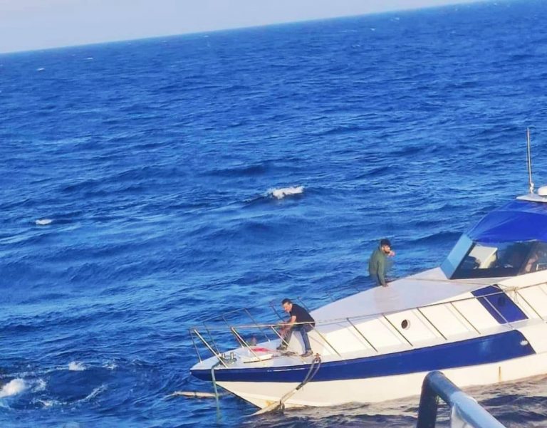 θαλαμηγός που έπλεε ακυβέρνητη