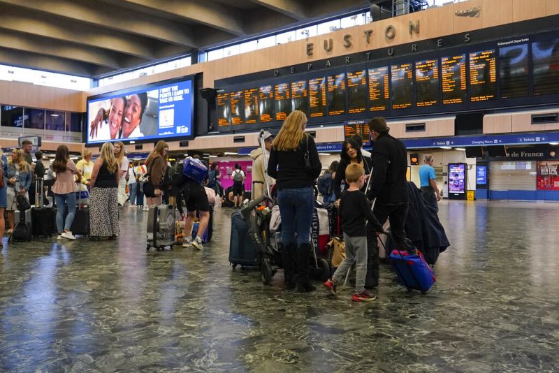Ταλαιπωρία στη Βρετανία λόγω απεργίας των σιδηροδρομικών.