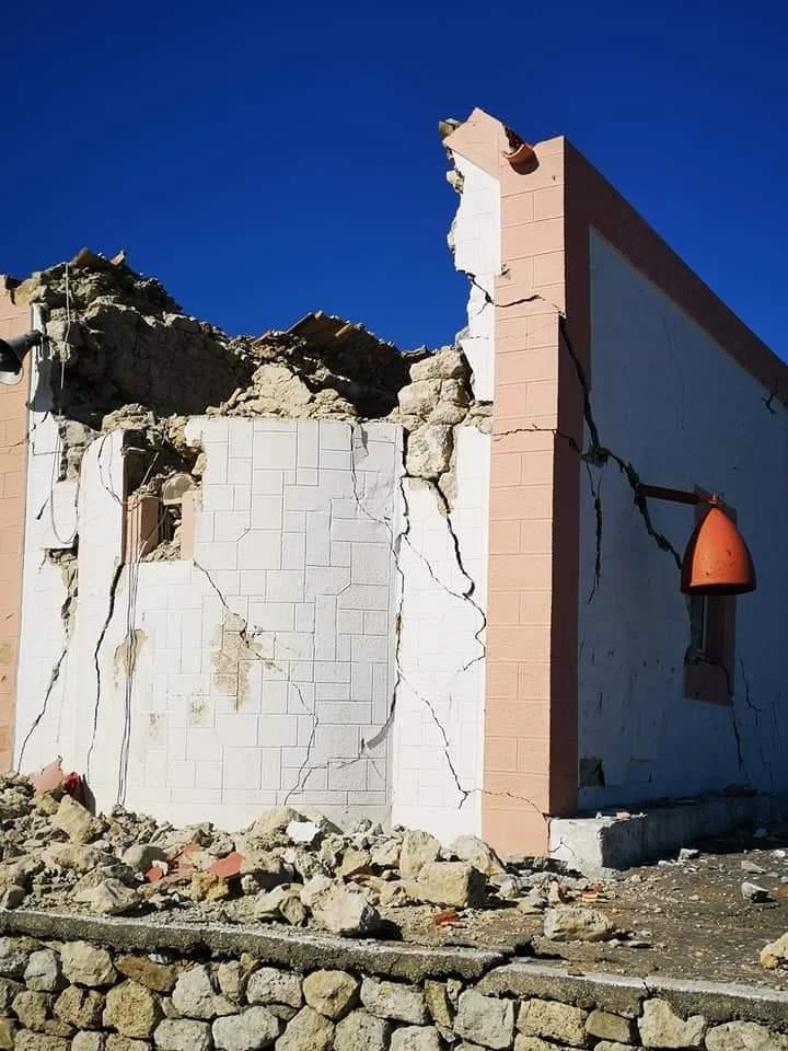 κατεστραμμένος τοίχος του ναού του προφήτη Ηλία