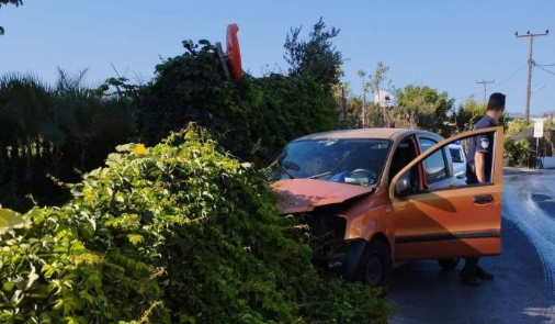 Αυτοκίνητο «καρφώθηκε» σε φράχτη