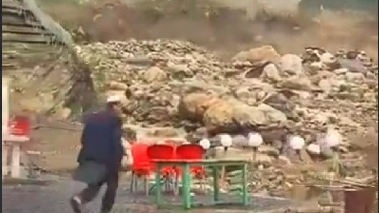 Πακιστάν: Ανατριχιαστικά πλάνα την ώρα που χείμαρρος λάσπης «επελαύνει» – Βίντεο