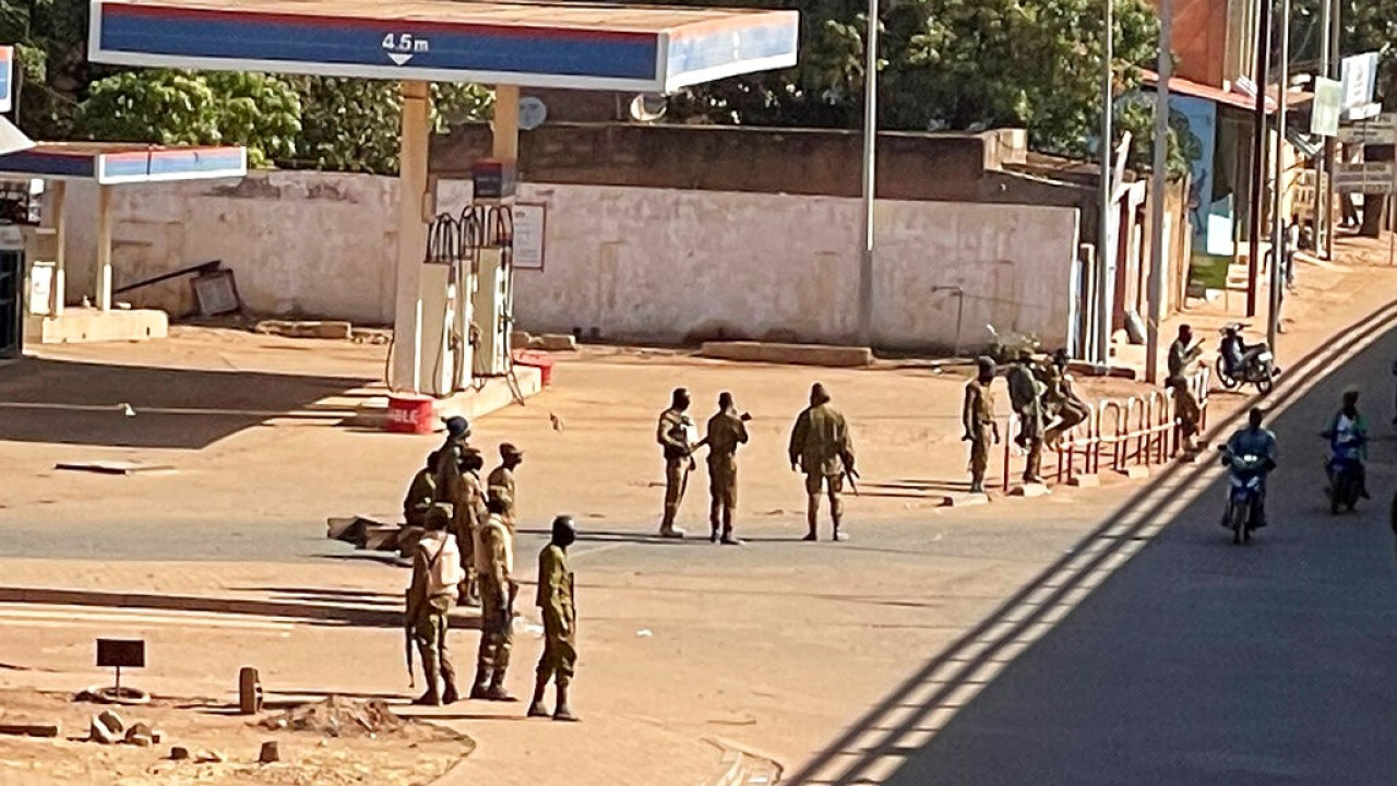 Μπουρκίνα Φάσο: Στρατιώτες με όπλα στους δρόμους και σφοδρά πυρά στην πρωτεύουσα
