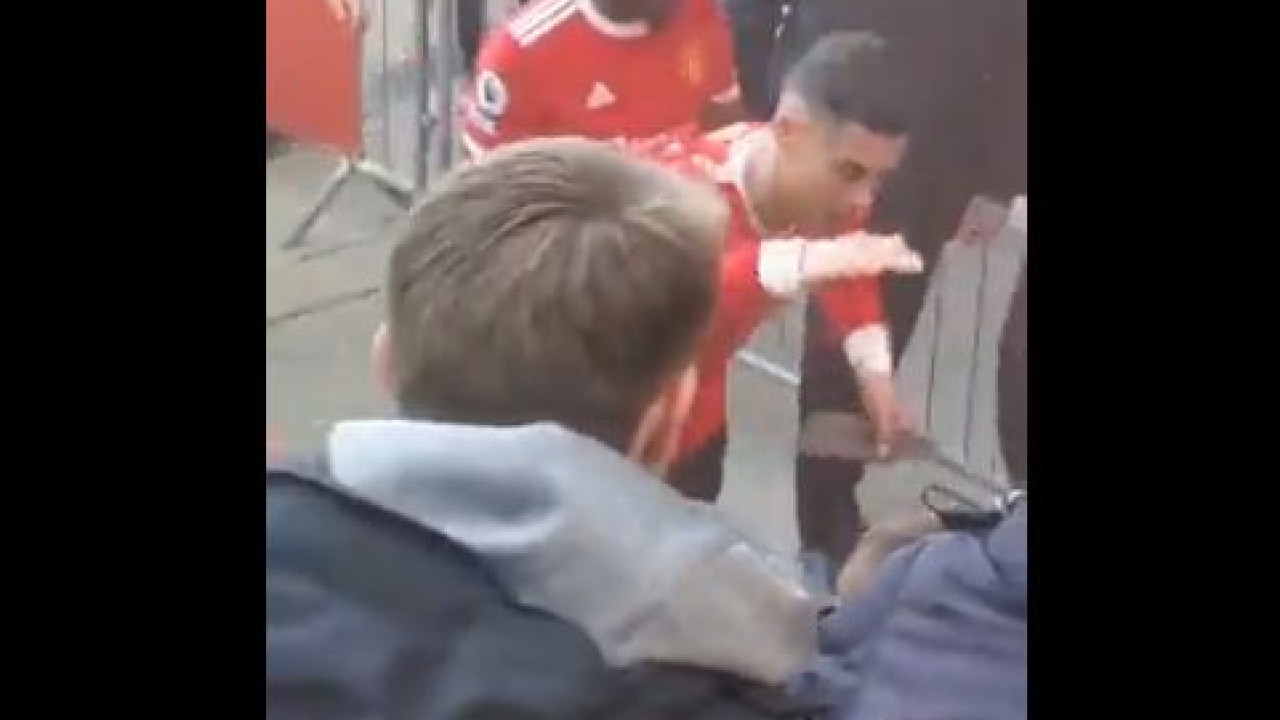 Όταν ο Ρονάλντο βγήκε εκτός ελέγχου: Χτύπησε το χέρι 14χρονου και του έσπασε το κινητό - Σε απολογία από την FA (βίντεο)