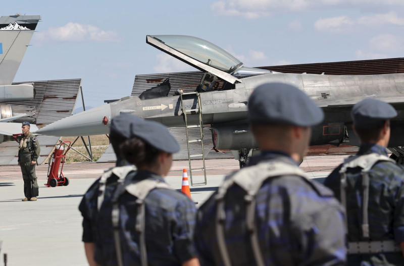 F16