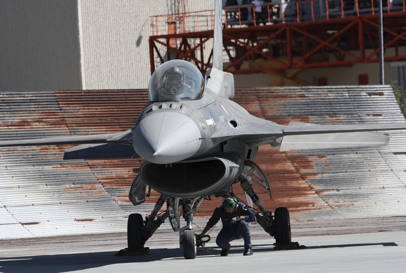 F16