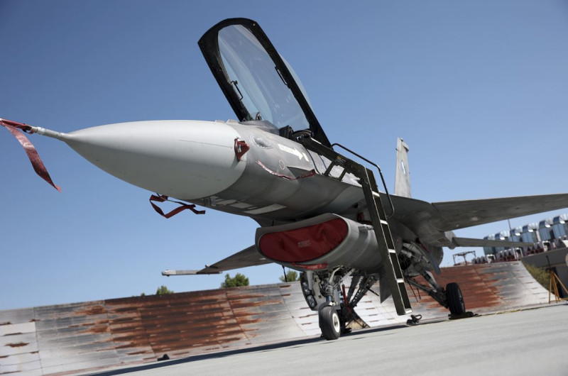 F16