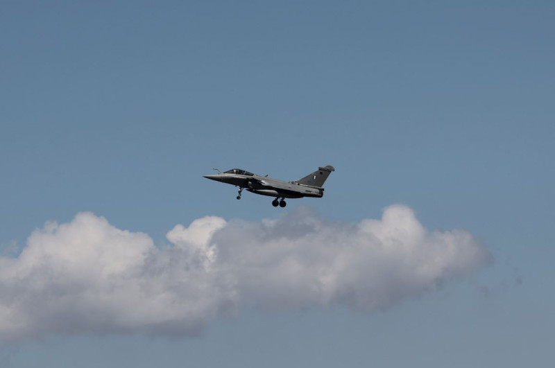 F16