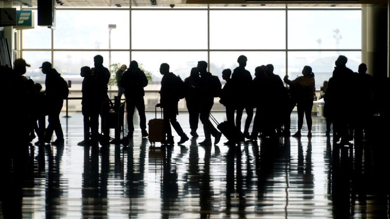 Έμπολα: Εξετάσεις για τους ταξιδιώτες από την Ουγκάντα σε 5 αεροδρόμια των ΗΠΑ