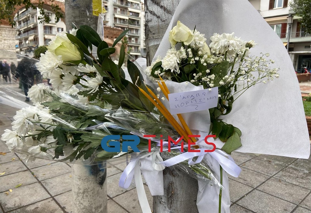 Λευκά λουλούδια στο σημείο που παρασύρθηκε η 21χρονη από την Κρήτη