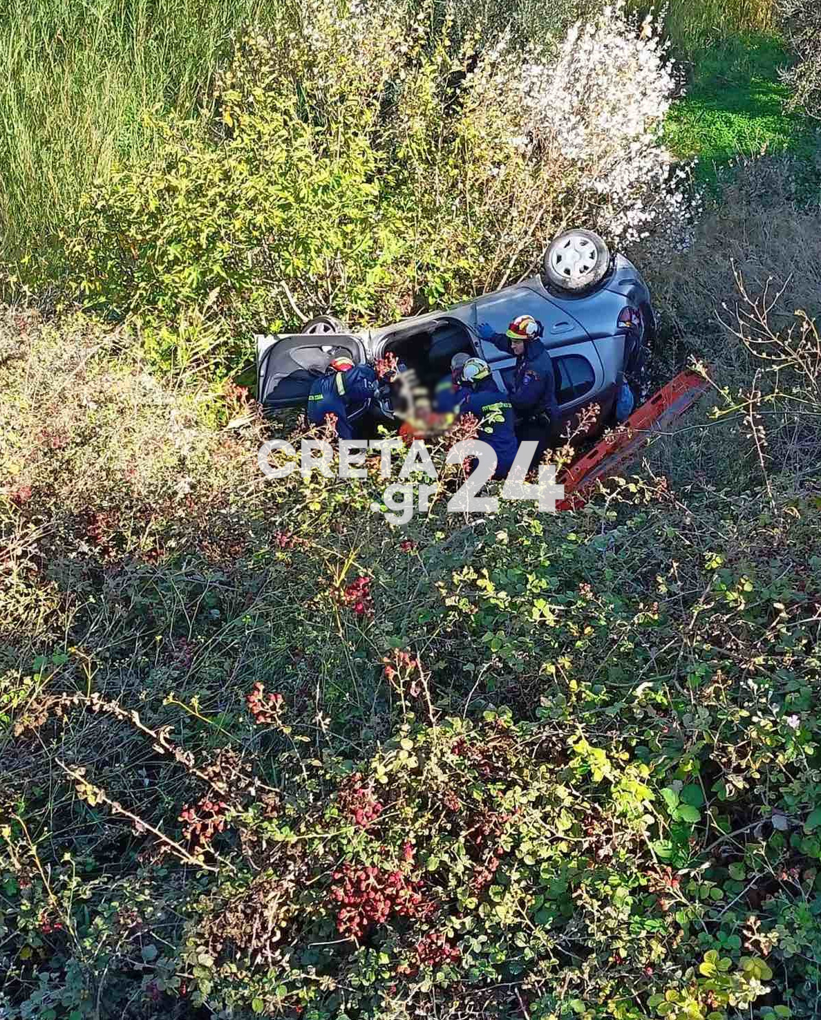 Σοβαρό τροχαίο στο Ηράκλειο – Αυτοκίνητο έπεσε σε γκρεμό