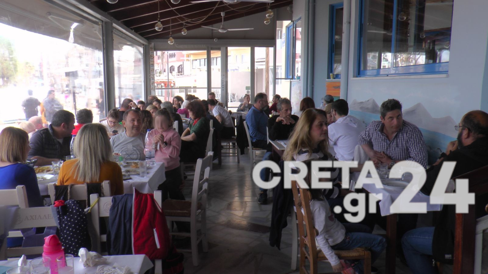 Καθαρά Δευτέρα: Γέμισαν με κόσμο οι ταβέρνες στα Χανιά (εικόνες)