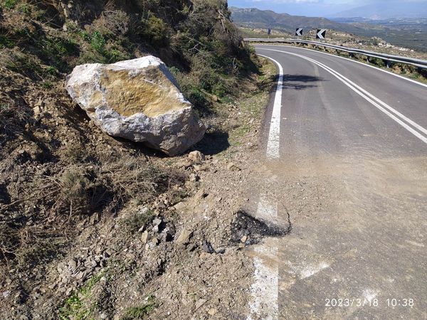 Ηράκλειο: Αποκολλήθηκε τεράστιος βράχος – Κύλησε στην πλαγιά και προσγειώθηκε στο οδόστρωμα