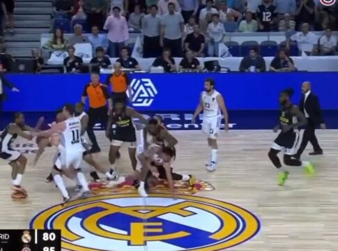 Χαμός και στα αποδυτήρια του Wizink Center – Έκλαιγε η σύντροφος του Εξούμ!