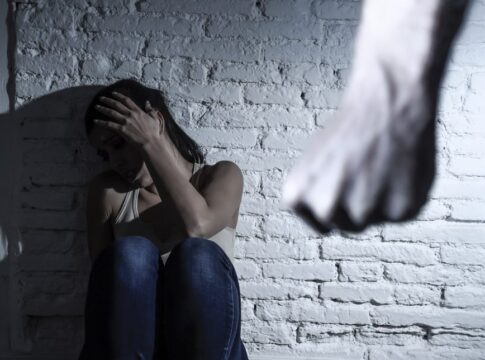 Νέο περιστατικό ενδοοικογενειακής βίας στο Ηράκλειο: Επέστρεψε μεθυσμένος και ξέσπασε σε σύζυγο και κόρη