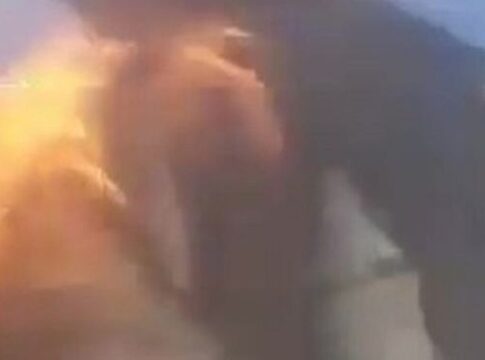 Ποδοσφαιριστής αυτοπυρπολήθηκε μπροστά σε αστυνομικό τμήμα – Συγκλονιστικό video