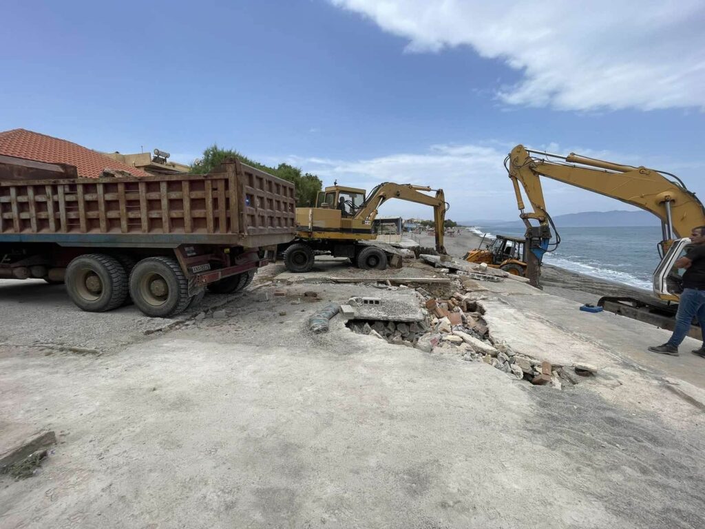 Κατεδαφίζονται ετοιμόρροπες και επικίνδυνες κατασκευές στο παραλιακό μέτωπο του Δήμου Πλατανιά (βίντεο – φωτο)