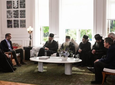 Μητσοτάκης: Υποδέχτηκε τους εκπροσώπους του Αγίου Όρους που μετέφεραν το «Άξιον Εστί» στην Αθήνα