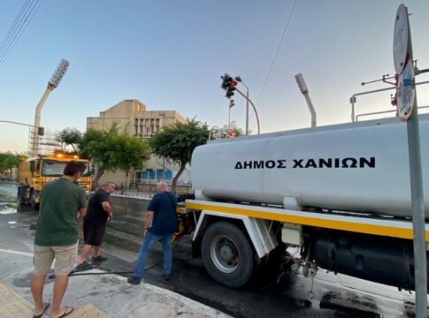 Συνεχίζονται οι εργασίες του Δήμου Χανίων για το πλύσιμο των οδών