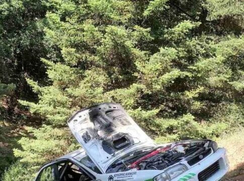 Ατύχημα στο ράλι Φθιώτιδας: Αυτοκίνητο βγήκε εκτός δρόμου και πήρε φωτιά
