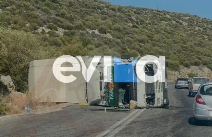 Εύβοια: Ανετράπη νταλίκα και έκλεισε το δρόμο – Τραυματίστηκε ο οδηγός | ΣΚΑΪ