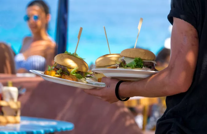 Η απάντηση του beach bar στη Χαλκιδική: «Για τα παιδιά επιτρέπουμε τα πάντα» | ΣΚΑΪ