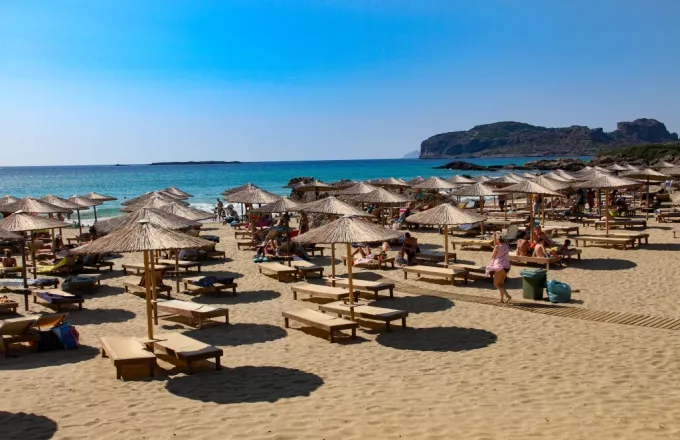Ο «πόλεμος της ξαπλώστρας»: Συλλήψεις σε Μύκονο, Πάρο και Ρόδο για κατάληψη αιγιαλού | ΣΚΑΪ