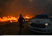 Πάρνηθα: Πυροσβέστης βοηθά εξουθενωμένο συνάδελφό του | ΣΚΑΪ