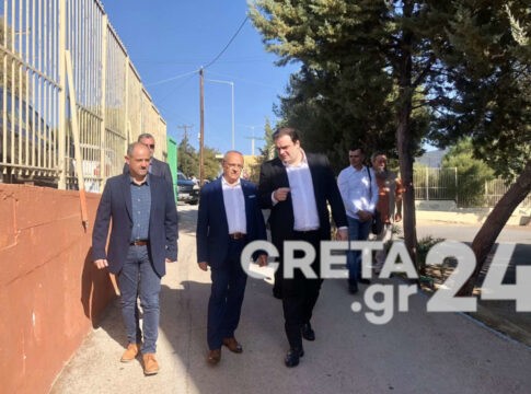 Επίσκεψη Πιερρακάκη στο Πρότυπο Γυμνάσιο και Λύκειο Ηρακλείου – «Διαδραστικοί πίνακες σε όλα τα σχολεία μέχρι το Σεπτέμβριο»