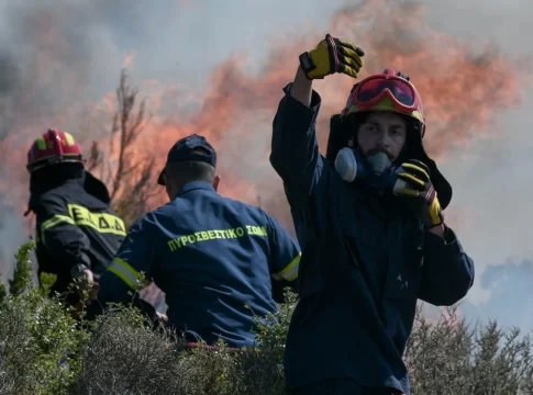 Φωτιά σε χωριό του Ηρακλείου – Επί ποδός η Πυροσβεστική – «Εχθρός» οι άνεμοι
