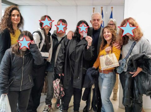 Ευχές και δώρα από ανακυκλώσιμα υλικά στον Δήμαρχο Ηρακλείου Βασίλη Λαμπρινό από τα παιδιά του ΕΝΕΕΓΥΛ