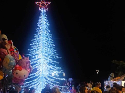 Εντυπωσιακή η φωταγώγηση του χριστουγεννιάτικου δέντρου στο Αρκαλοχώρι με τη συμμετοχή πλήθους κόσμου