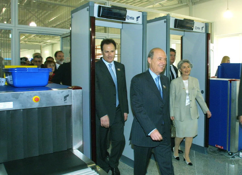 Ο πρωθυπουργός Κ. Σημίτης, ο Κ. Λαλιώτης, η Δάφνη Σημίτη και ο Χρ. Βερελής περνούν τα μηχανήματα ελέγχου -Φωτογραφία: Τατιάνα Μπόλαρη/Eurokinissi