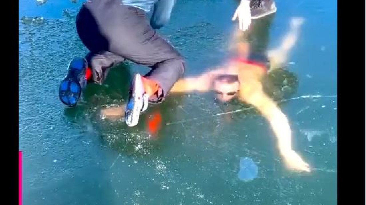 Αγωνιώδες βίντεο: Κολυμβητής παγιδεύεται κάτω από τον πάγο