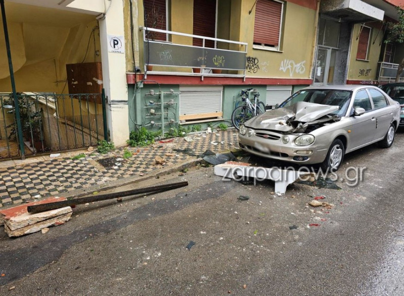 Χανιά: Αποκολλήθηκε τμήμα μπαλκονιού και έπεσε πάνω σε αυτοκίνητο - Δείτε φωτογραφίες