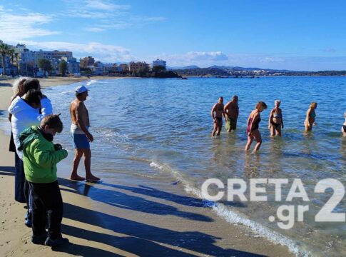 Έκοψαν την πίτα τους οι χειμερινοί κολυμβητές στη Νέα Χώρα