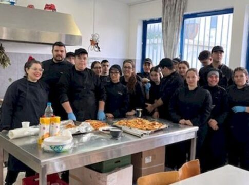 Έκοψαν την πίτα τους στα ΕΕΕΚ Ηρακλείου με την συνδρομή του τμήματος μαγείρων του 1ου ΔΙΕΚ