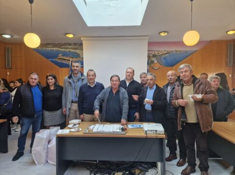 Έκοψαν την πρωτοχρονιάτικη πίτα τους οι εργαζόμενοι του Δήμου Χερσονήσου