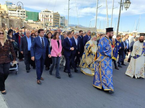 Ελένη Βατσινά: Φως ελπίδας κόντρα στα σκοτάδια
