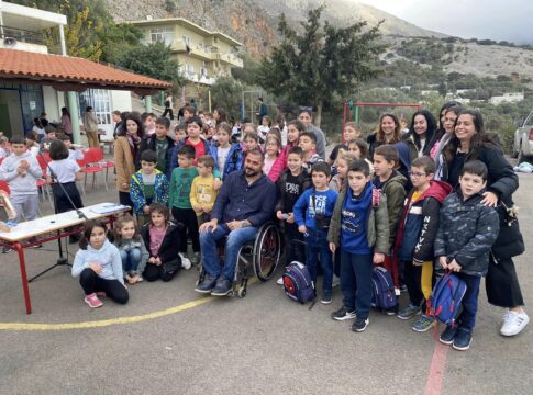 Επίσκεψη του Μανώλη Στεφανουδάκη στο Δημοτικό Σχολείο Βουβά Σφακίων