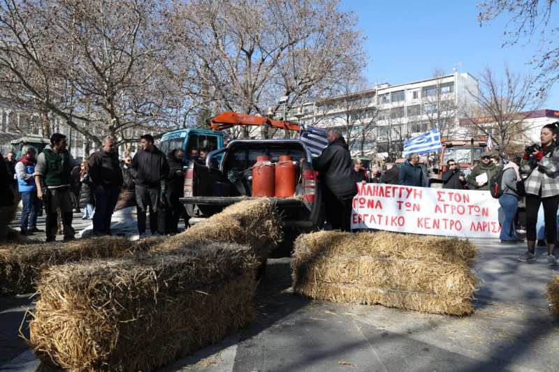 «Φουντώνει» η οργή των αγροτών – Έριξαν γάλα στην Κεντρική Πλατεία της Λάρισας