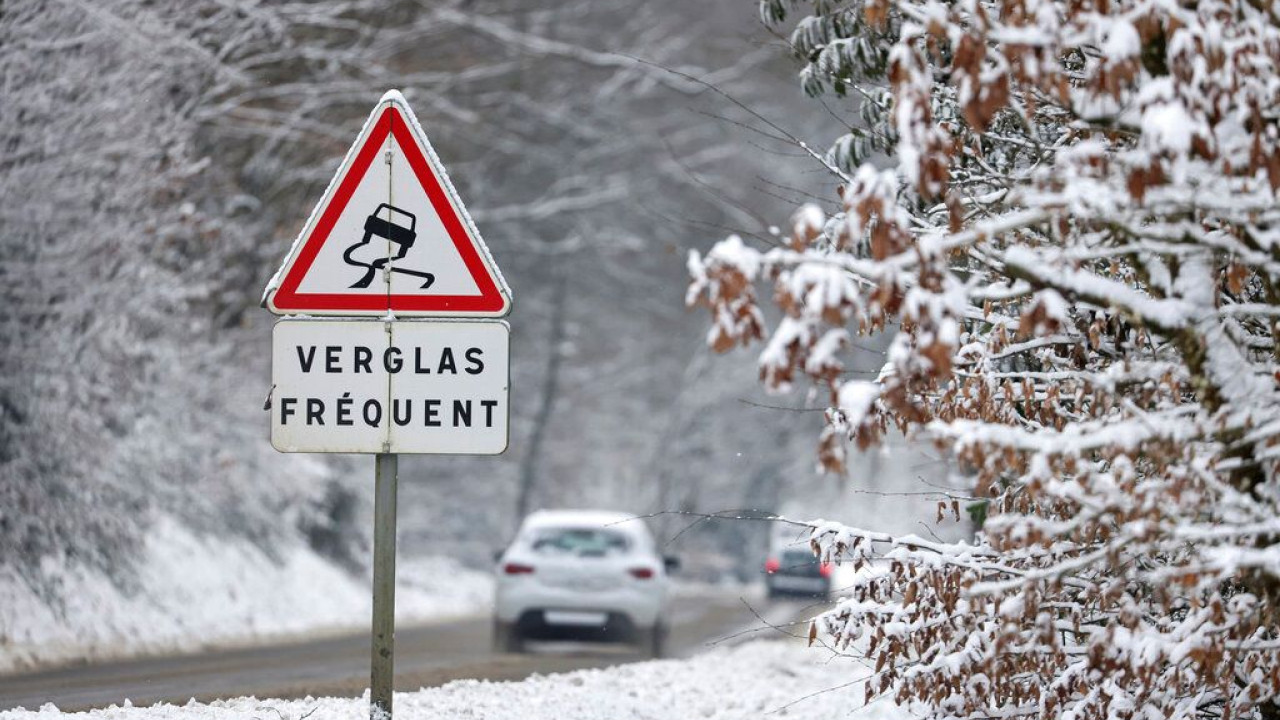 Γαλλία: Κύμα ψύχους, εκατοντάδες οχήματα εγκλωβίστηκαν από το χιόνι