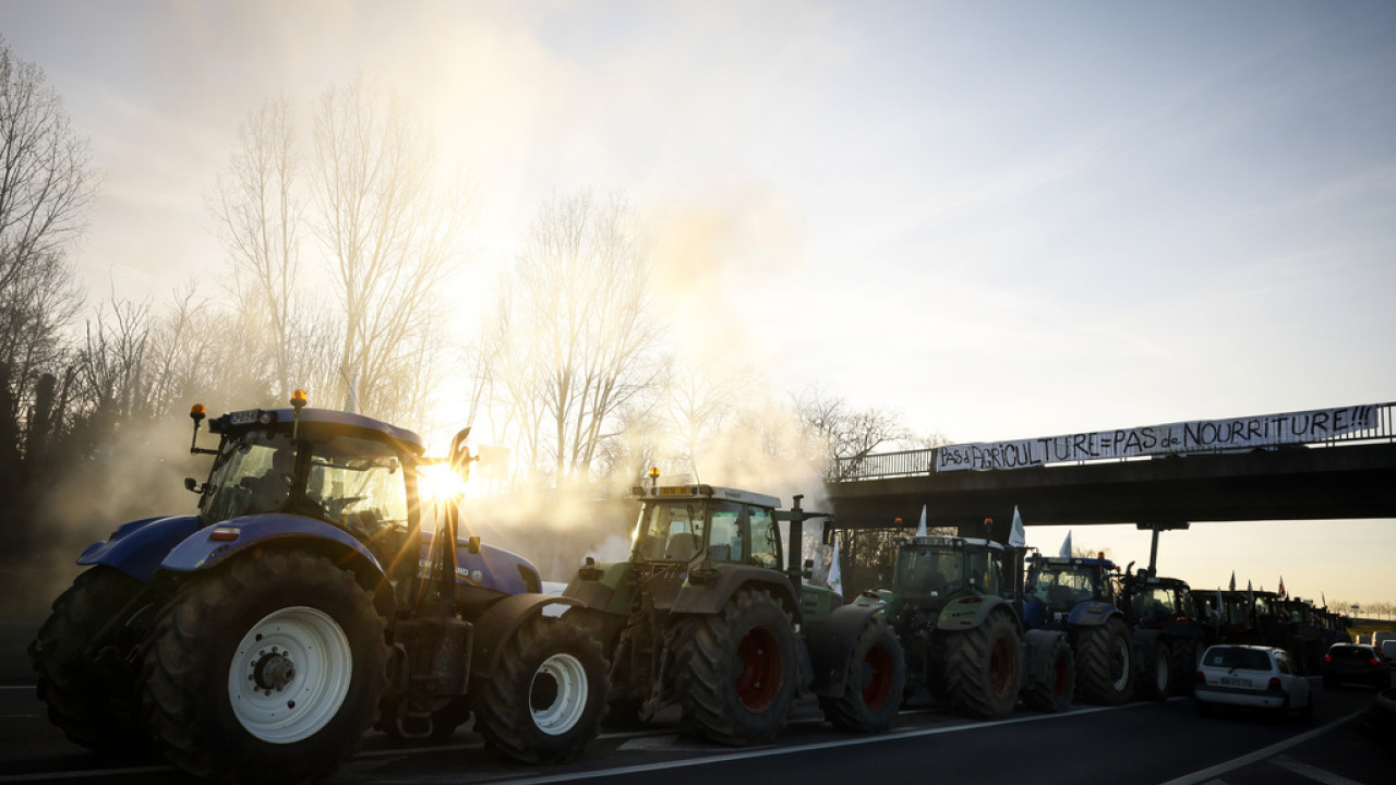 Γαλλία: Υπό απειλή πολιορκίας οργισμένων αγροτών - Επιπλέον μέτρα από την κυβέρνηση