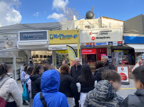 Η ιδιαίτερη συνάντηση των μαθητών με τον Αλέξη Καλοκαιρινό στο κέντρο του Ηρακλείου