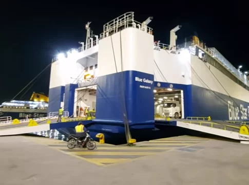 Ηράκλειο: Ταλαιπωρία για 571 επιβάτες – Με πολύωρη καθυστέρηση απέπλευσε το Blue Galaxy